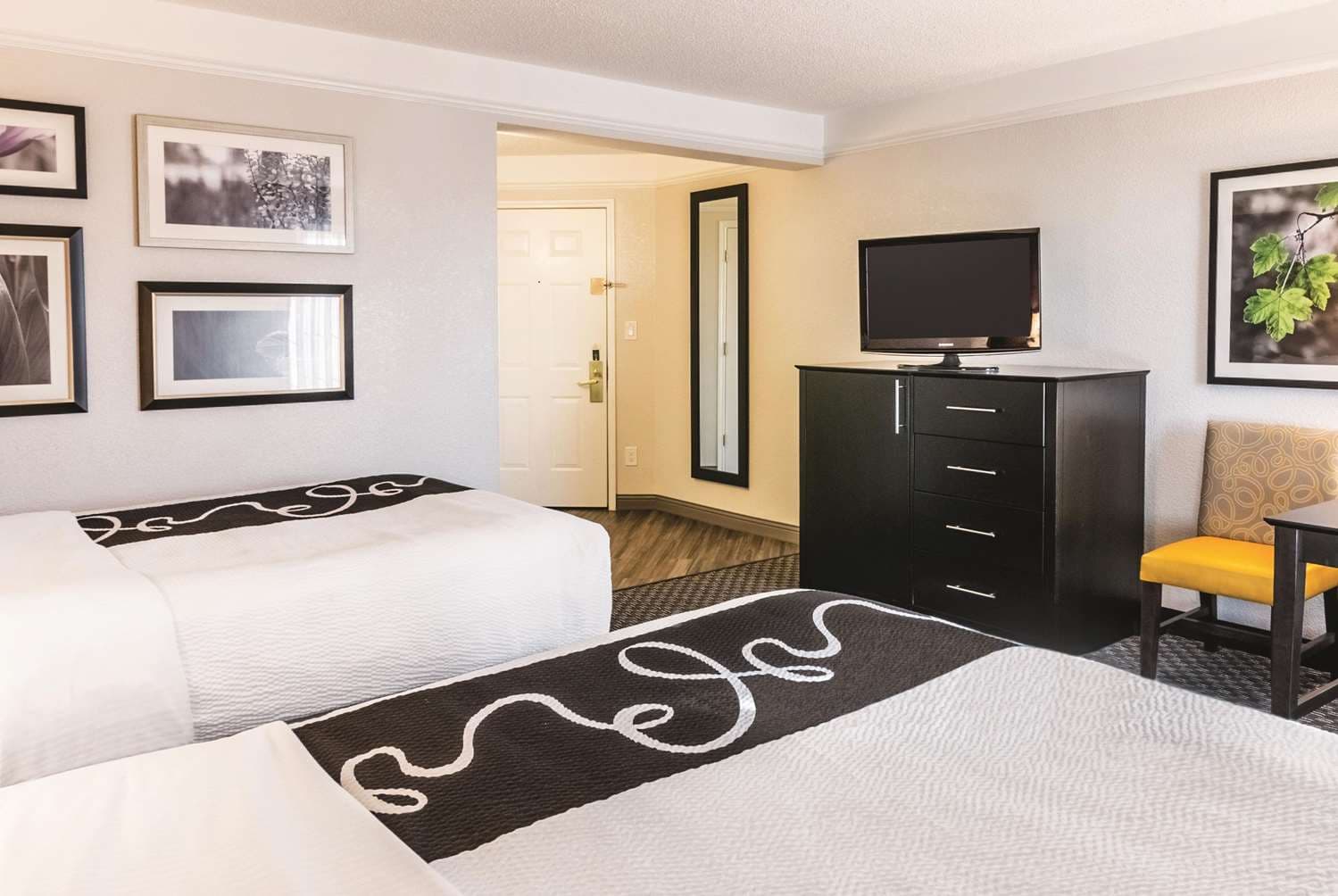 La Quinta Inn & Suites by Wyndham Orlando Airport at Gateway Village