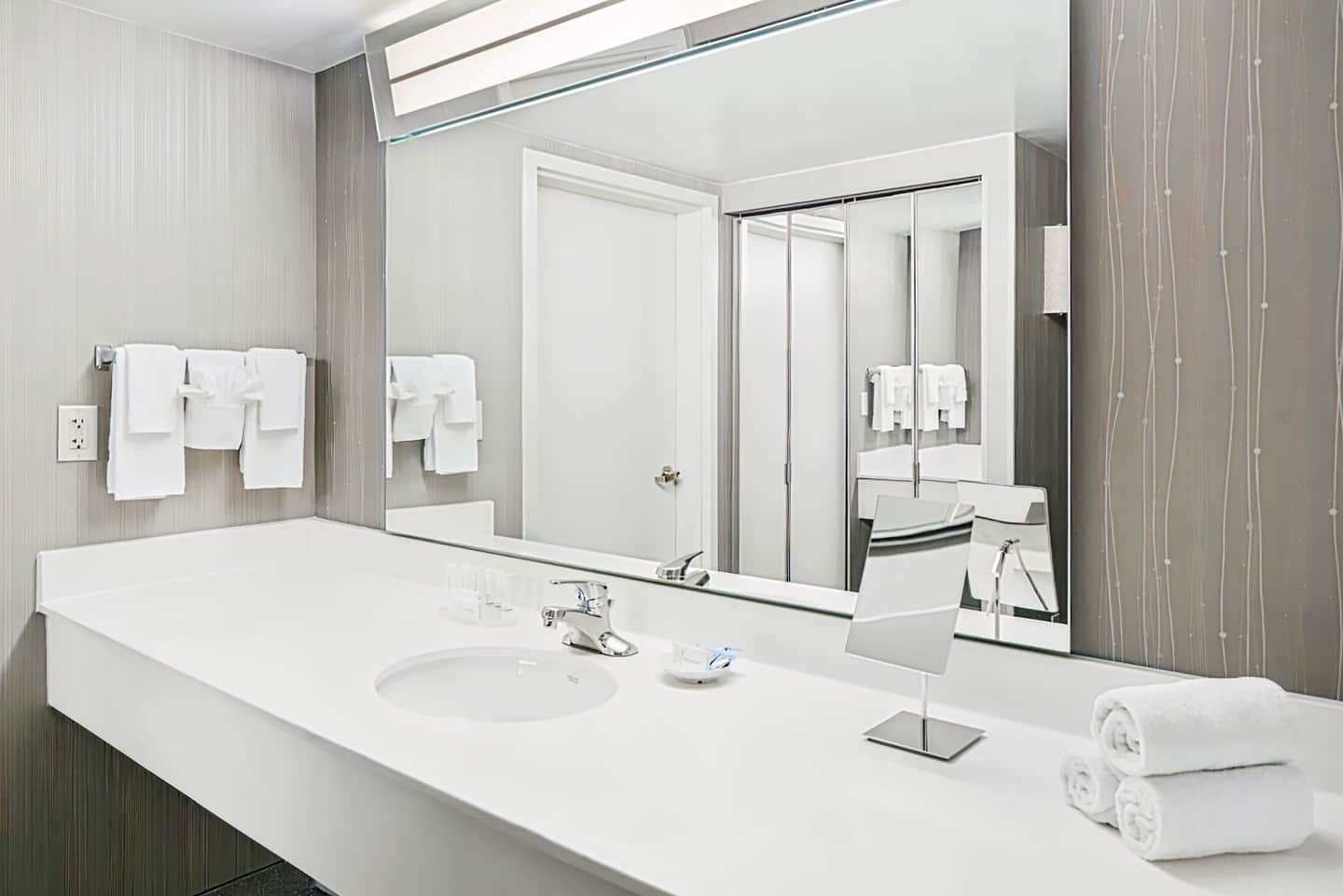 Courtyard by Marriott Edison Woodbridge