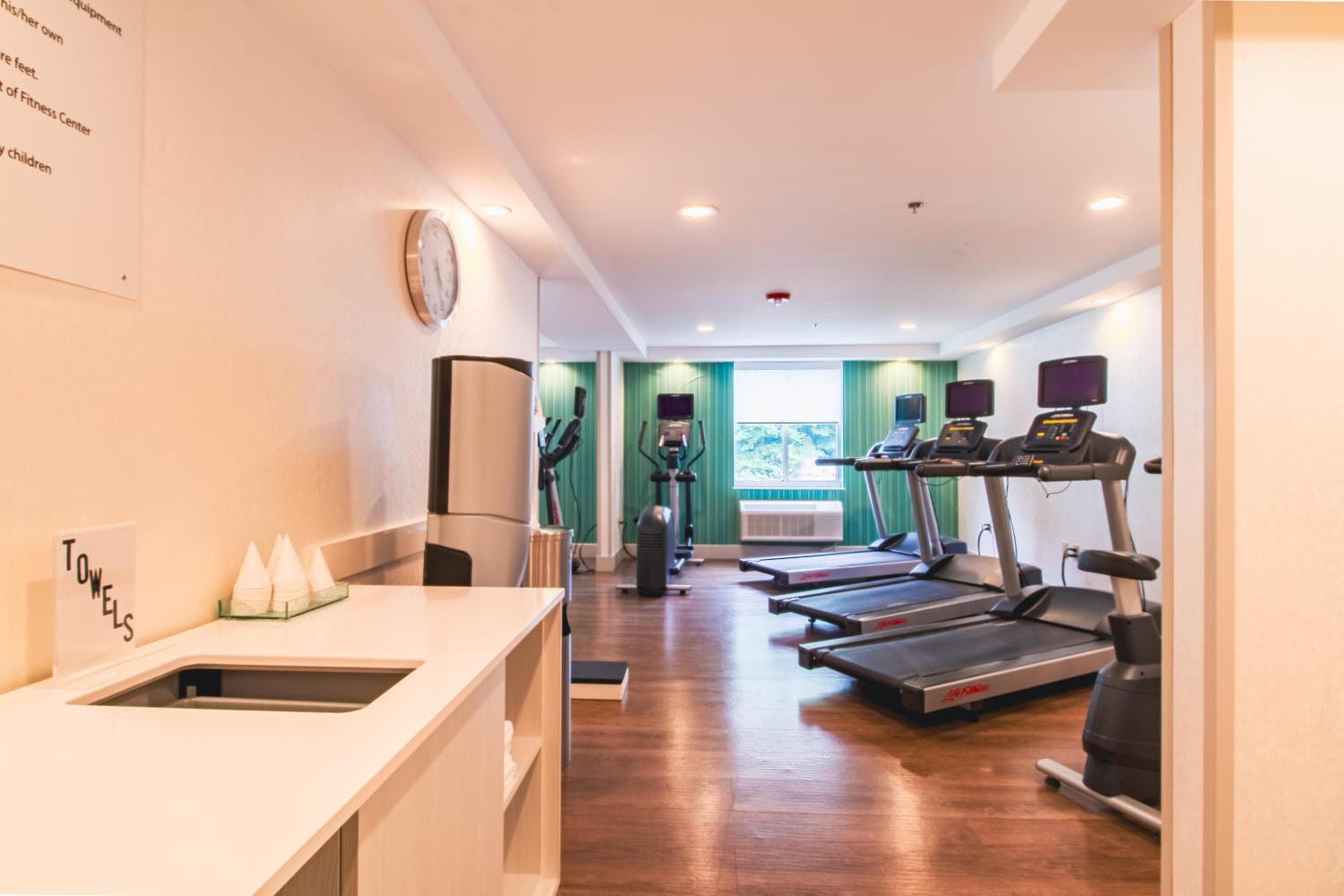 Holiday Inn Express & Suites - Lincoln East - White Mountains, an IHG Hotel