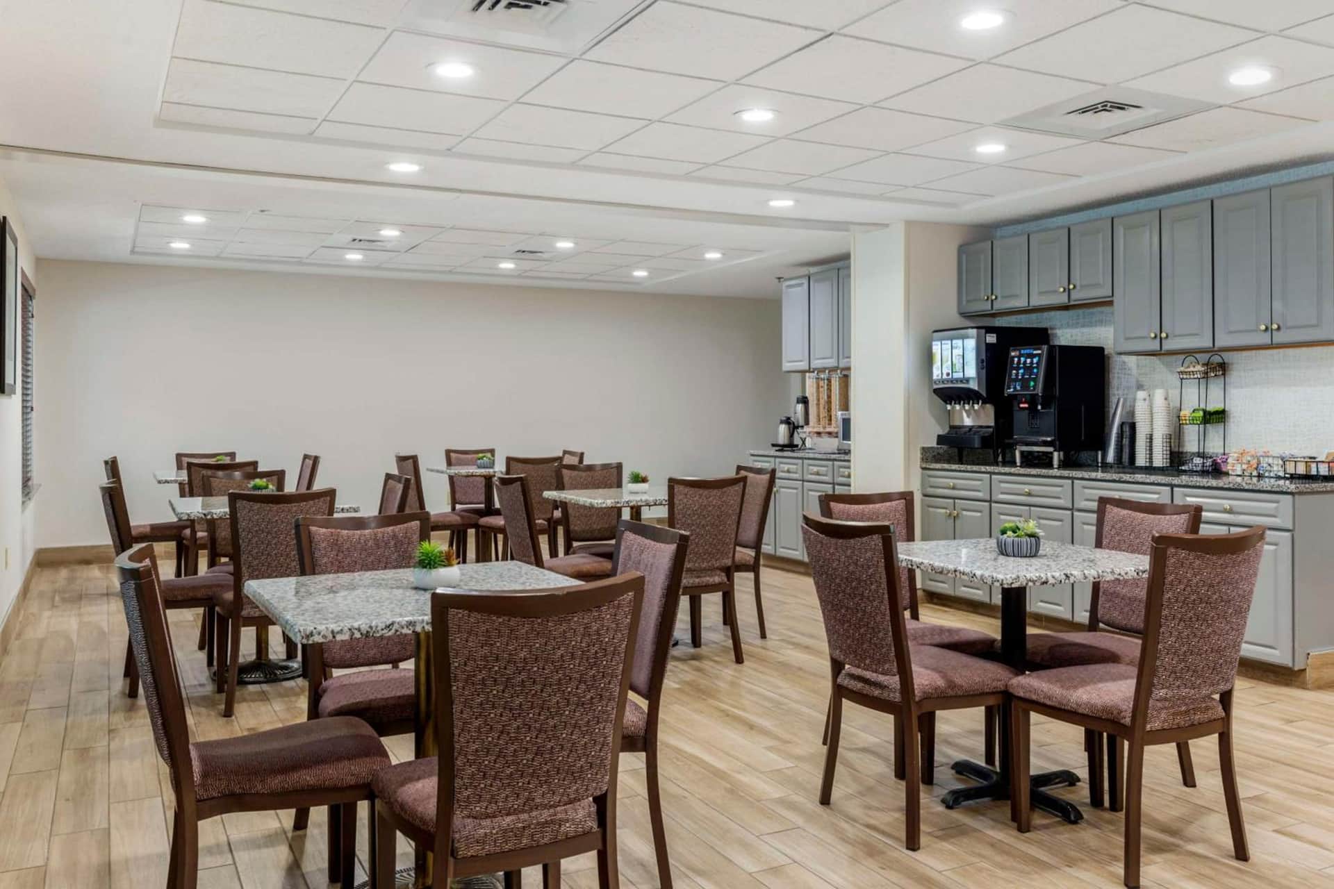 Best Western PLUS NEW ENGLAND INN & SUITES