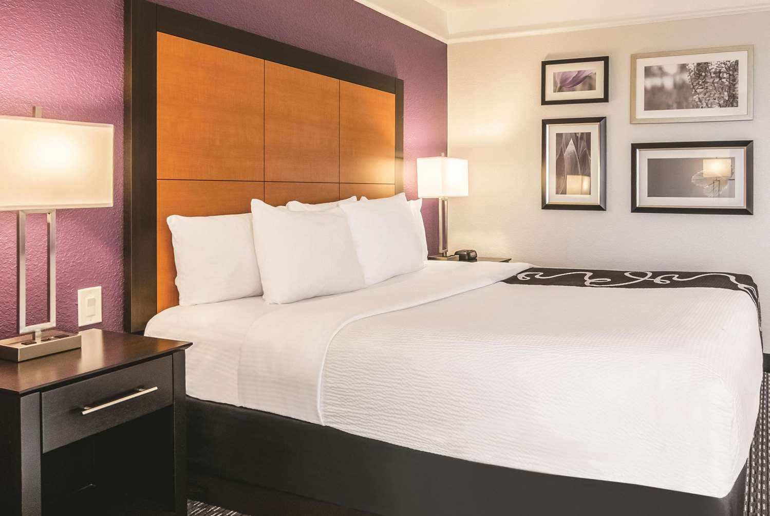 La Quinta Inn & Suites by Wyndham Orlando Airport at Gateway Village