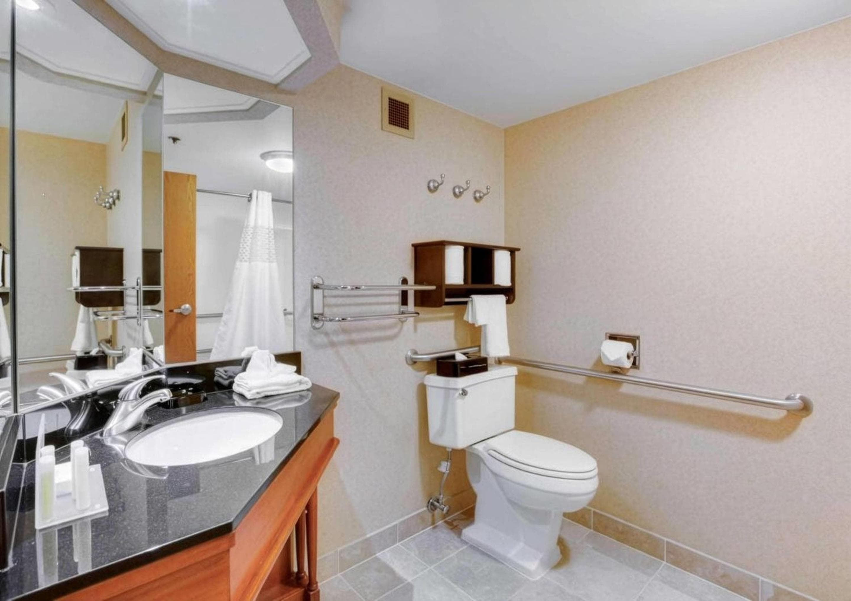 Pittsburgh Airport Inn and Suites